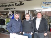 Butiksfacaden hos Panasonic Center Snekkersten Radio i Espergærde med indehaver Jørgen Sandt (tv.), butiksassistent Henrik Møller og indehaver Morten Jensen (th.) i forgrunden. Foto: PR.