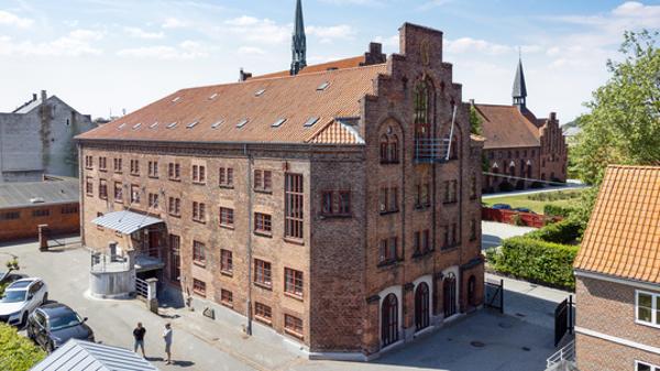 Helsingør Dagblad rykker ind i topmoderne kontorfællesskab i historisk ejendom