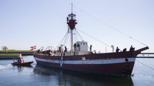 Historisk fyrskib på vej fra Helsingør til Hvide Sande