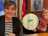 Borgmester Benedikte Kiær og klimakoordinator Gitte Larsen ved underskriften af Green Leaf-kontrakten. Pressefoto Helsingør Kommune
