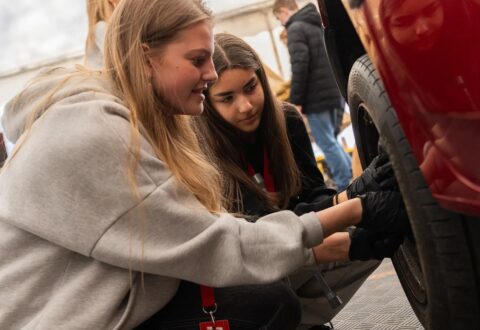 Mekaniker er en af de uddannelser, som eleverne kan prøve kræfter med til Mini Skills. Pressefoto Helsingør Kommune