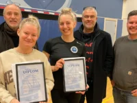 Handicapprisen blev overrakt til Johanne og Emilie på Skolen ved Rønnebær Allé, hvor de har deres gymnastikhold hver torsdag. Fra Handicaprådet deltog, fra venstre: Næstformand Jacob Svendsen, Michael Mathiesen og Hans Henrik Spring Nielsen. Pressefoto Helsingør Kommune.